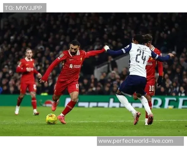 英超激战巴萨凭绝杀力克利物浦引发转会风波与热议