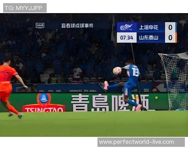 中超赛场惊现冷门莱比锡逆转曼联引发争议判罚全场沸腾