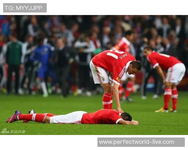 中超激战切尔西大胜本菲卡神扑瞬间引发转会热议与球迷狂欢 中超激战切尔西大胜本菲卡神扑瞬间引发转会热议与球迷狂欢