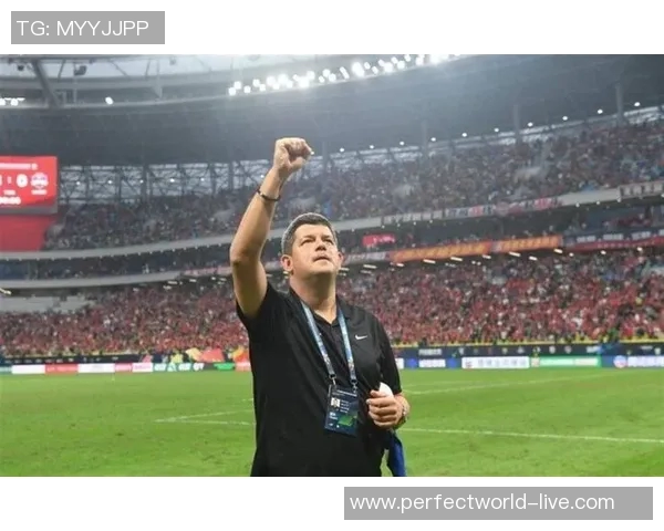 中超激战：尤文图斯逆转曼联乌龙球成关键瞬间引发全场沸腾